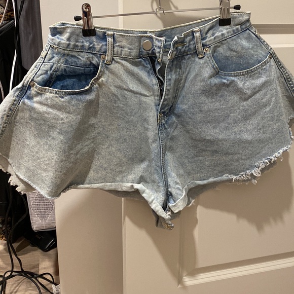 Trendy jean shorts from revolve - Picture 4 of 4